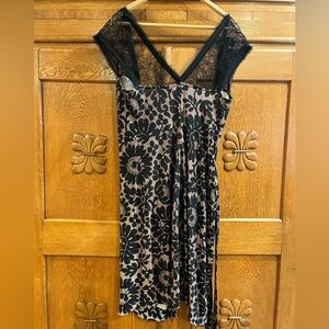 Diane von Furstenberg — Lace Wrap Dress — Size 8 — Natural / Black Floral